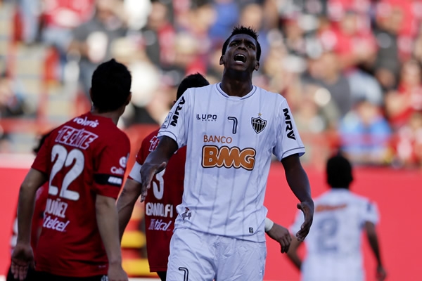 Jo lo lamenta desde la lejanía del campo.