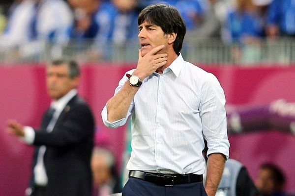 Joachim Loew, DT alemán, mandaba al frente a su equipo.