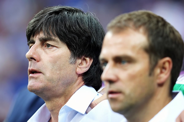 Joachim Loew muy concentrado antes de iniciar el juego.