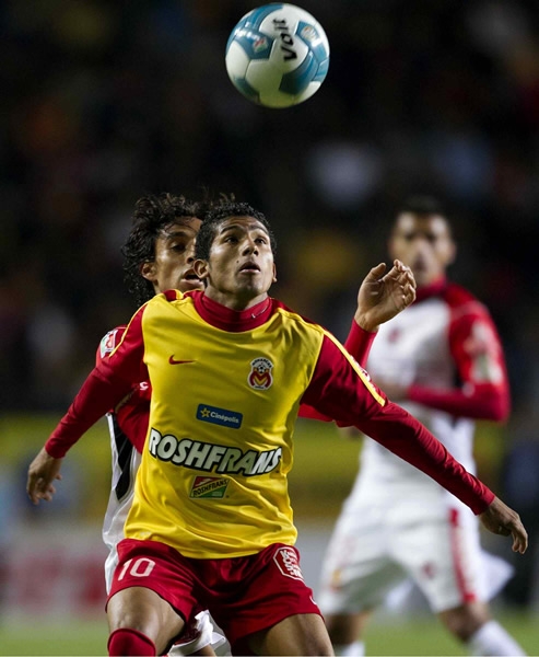 Joao Rojas intentó desequilibrar.