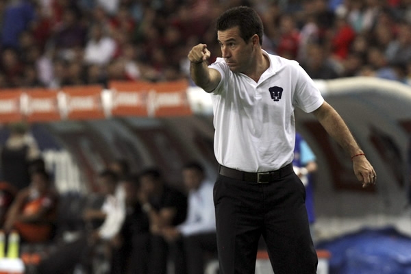 Joaquín del Olmo ordenando a sus jugadores.