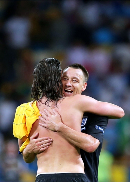 John Terry y Zlatan Ibrahimovic se abrazan al final del juego.