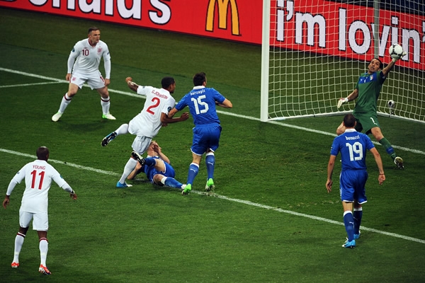 Johson tuvo la primera opción de gol del encuentro pero la falló.