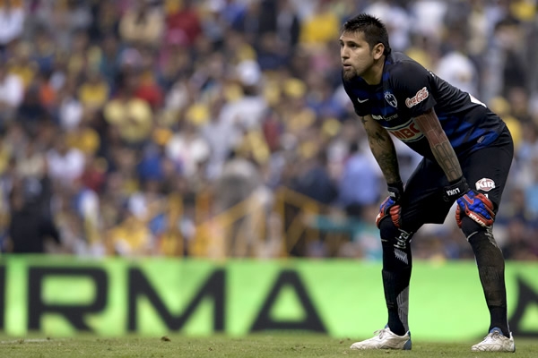 Jonathan Orozco atento a las incidencias del partido.