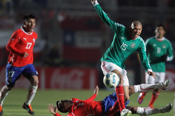 Jorge Enríquez metió fuerte la pierna.