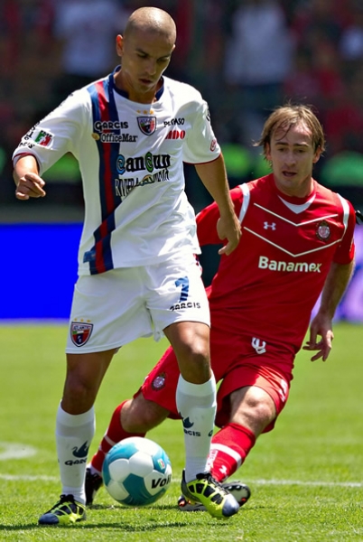 Jorge Hernández en duelo con Martín Romagnoli.
