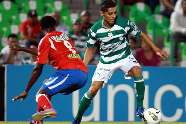 José María Cárdenas quitándose rivales hondureños.