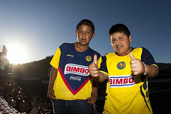 Jóvenes aficionados del América.