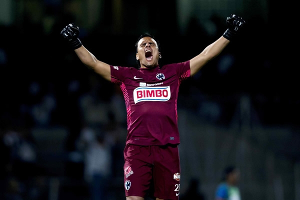 Juan de Dios Ibarra festeja el gol que daba el empate a Rayados.