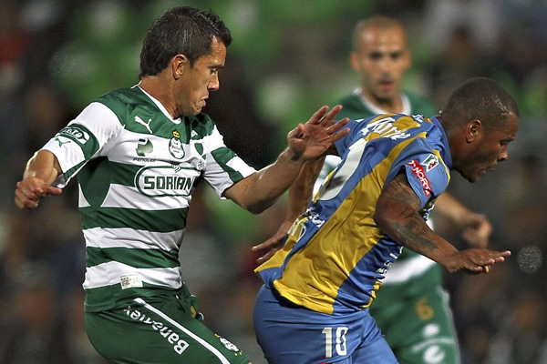 Juan Pablo Rodríguez le impide avanzar a Wilmer Aguirre.