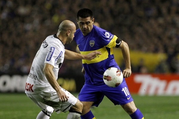 Juan Román Riquelme creando una jugada ofensiva.