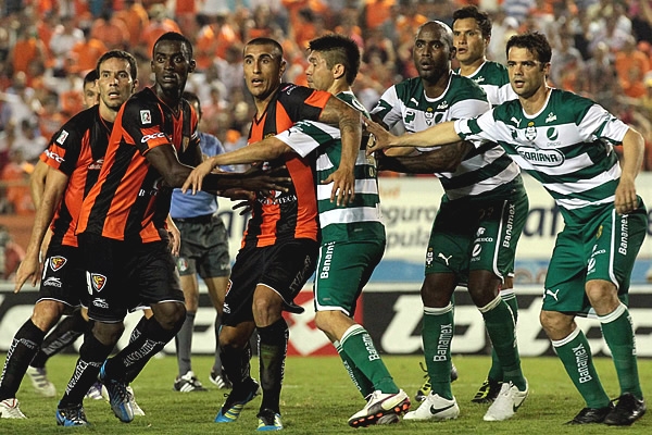 Juego disputado en todo el terreno de juego.