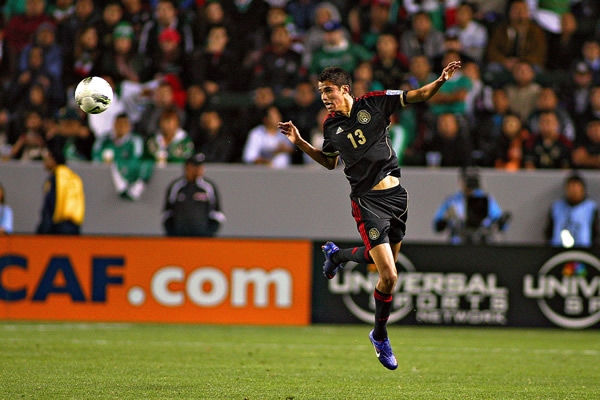 El jugador del América, Diego Reyes, sólido en defensa.