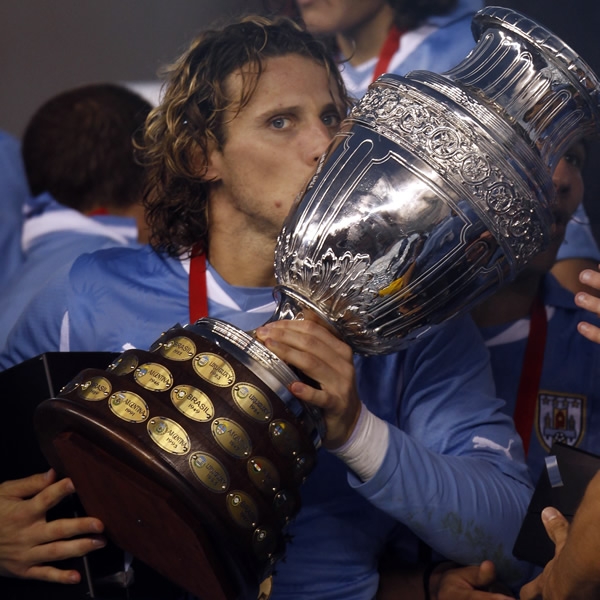 El mejor jugador de la Final, Diego Forlán besa la Copa América.