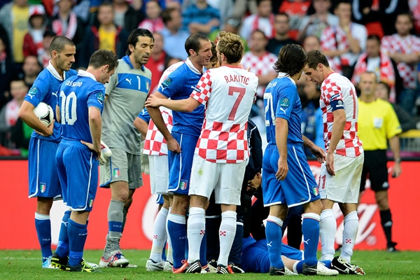 Los jugadores de ambas selecciones se estuvieron pegando durante todo el juego.