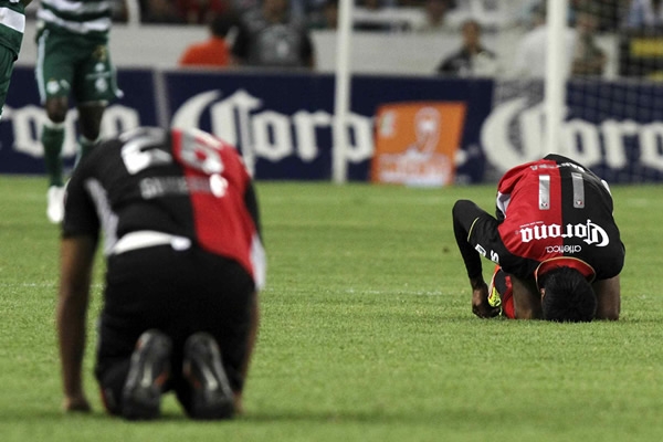 Los jugadores atlistas no podían detener la fuerza de Santos.
