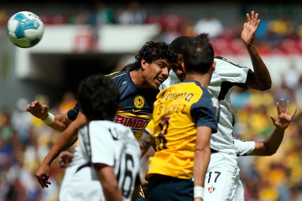 Los jugadores disputan un balón aéreo en el área atlista.