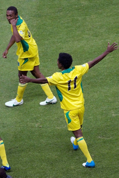 Los jugadores de Guyana festejaban el autogol de Héctor Moreno.