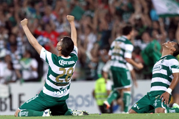 Los jugadores santistas no podían creer la proeza que acababan de conseguir.
