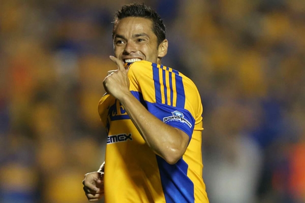 Juninho hizo el primer gol del encuentro, en un tiro de esquina.