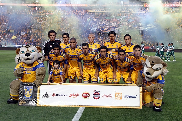 Junto a las mascotas posaron los once titulares de Tigres.