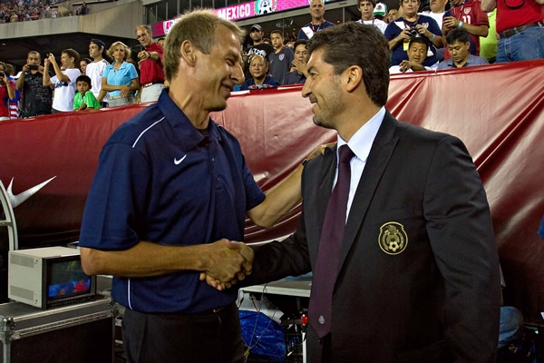 Jürguen Klinsmann y Chepo de la Torre se saludan antes del partido.