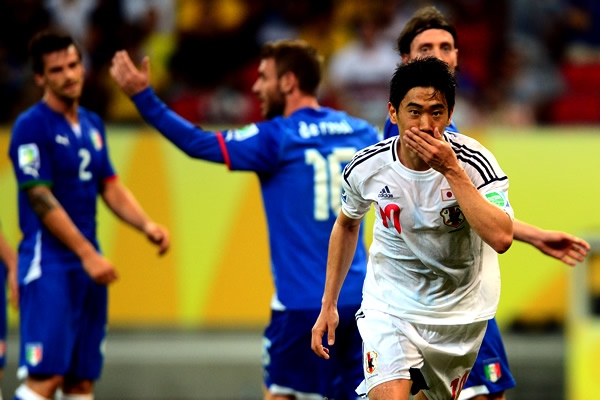 Kagawa, no los calentó, los hizo arder. Gana Japón 2-0.