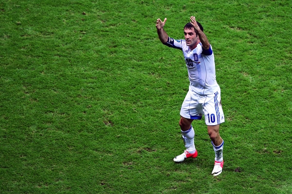 Karagounis agradecía a los Dioses griegos por el gol.
