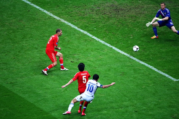 Karagounis aprovechó un error ruso y perforó la meta rival.