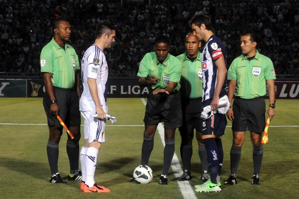 Keane y Basanta son los capitanes del partido.