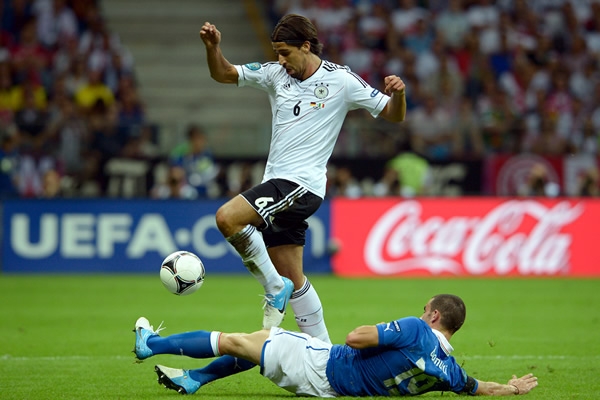 Khedira intentaba desbordar a la zaga italiana.