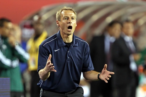 Klinsmann conteniendo el festejo.