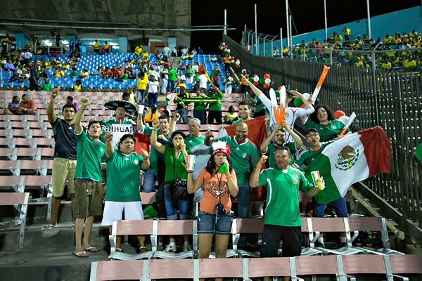 La afición aunque es superada en número, nunca deja de apoyar.