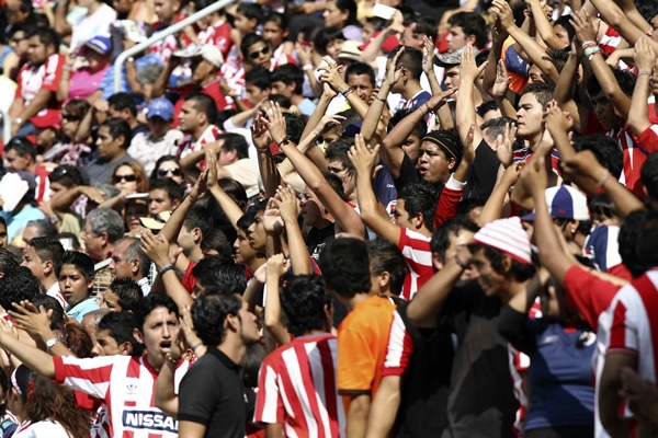La afición de chivas apoyando.