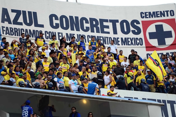La afición de las Águilas en el Estadio Azul.