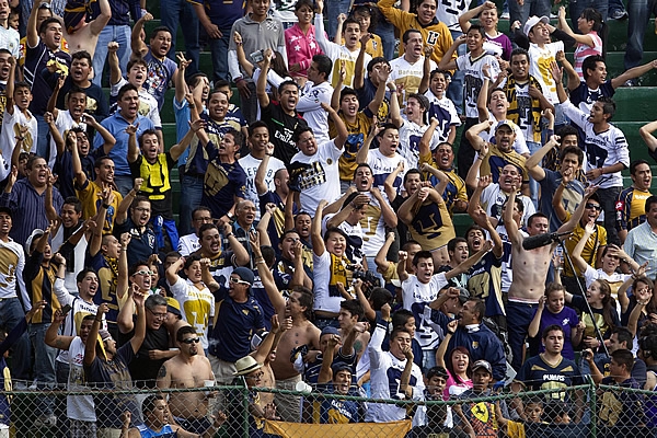 La afición del Club Universidad se hizo presente en el Nou Camp.
