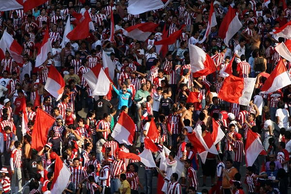 La afición del "Rebaño" apoyando con todo a su equipo.