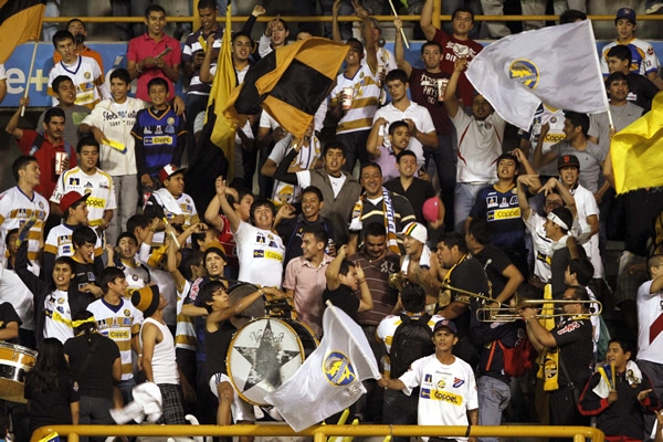 La afición Dorada en espera del inicio del partido.