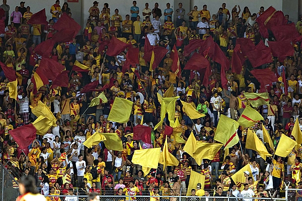 La afición en el Morelos festeja el triunfo de su equipo.