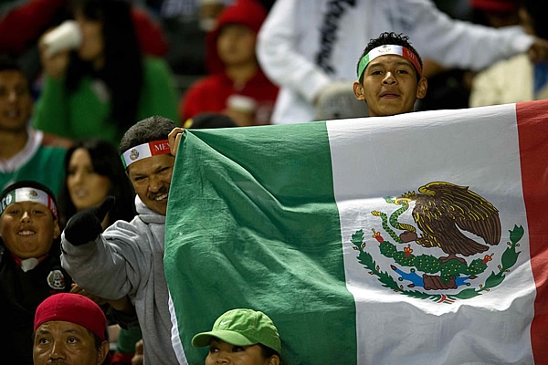 La afición mexicana hace sentir al Tri como en casa.