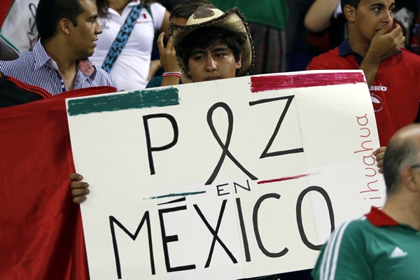 La afición mexicana piden paz desde Barcelona.