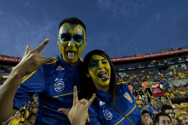 La afición muestra su furor en el Universitario.