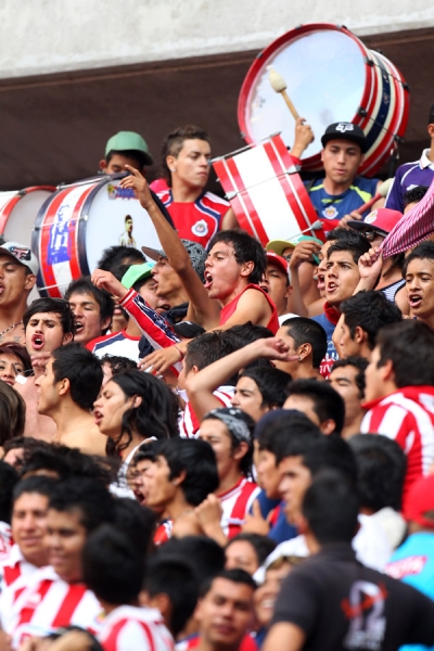 La afición rojiblanca, apoyo incondicional a Chivas.