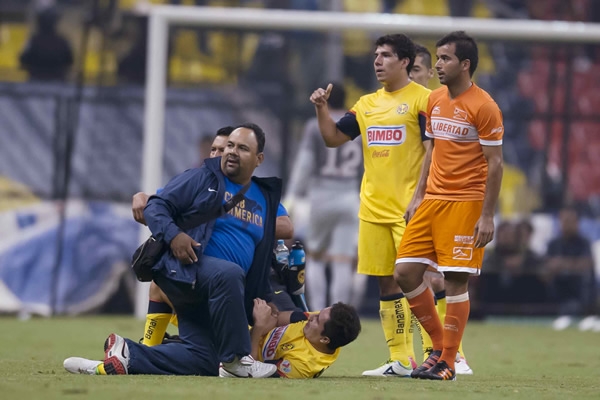 La asistencia médica entró inmediatamente por la lesión de Efraín.