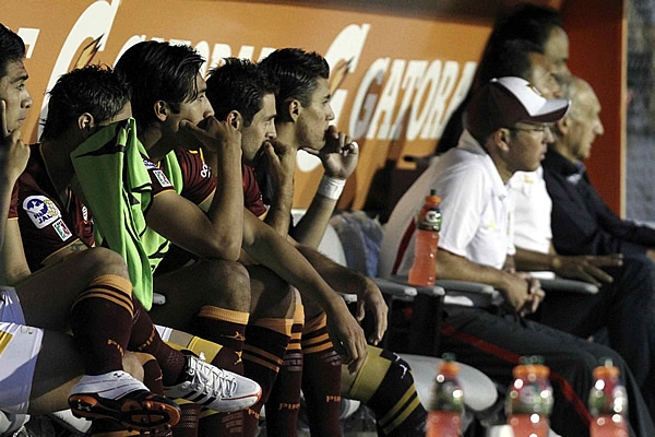 La banca de Estudiantes, pendiente de su último partido.