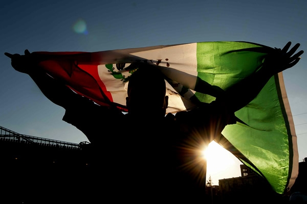 La bandera de México luce en Houston.