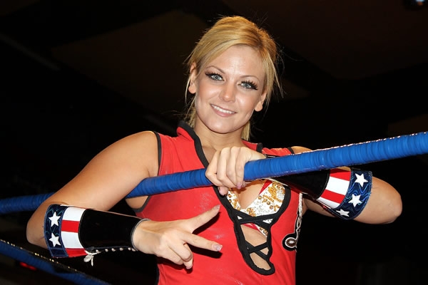 La bella Jennifer Blake se presentó en Naucalpan