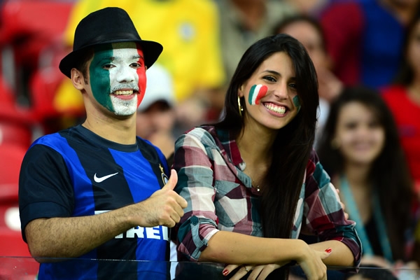 La chica clama alegría y la obtiene con esa sonrisa.