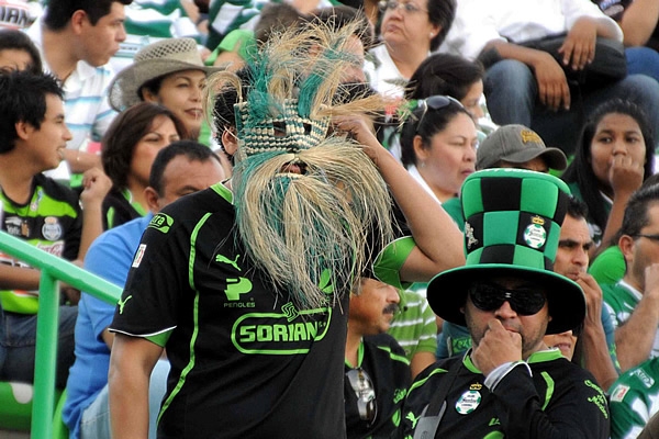 La creatividad mexicana apareció en las gradas.