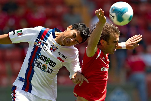 La defensa atlantista contuvo al delantero charrúa.